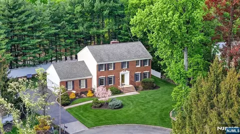 18 Stonewall Ct, Mahwah, NJ 07430