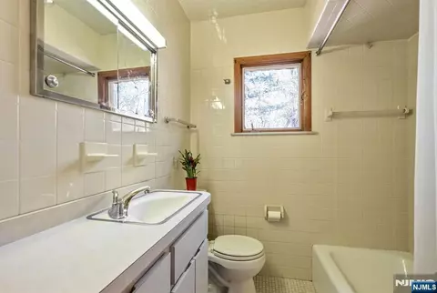 Bath - 27 Middle Rd, Haskell, NJ 07420 photo 2 of 2