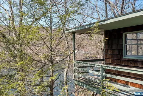Exterior - 27 Middle Rd, Haskell, NJ 07420 photo 8 of 10
