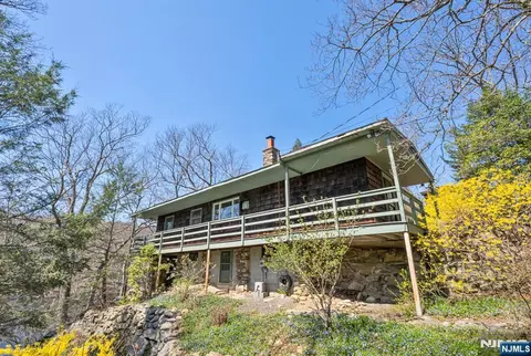 Exterior - 27 Middle Rd, Haskell, NJ 07420 photo 7 of 10
