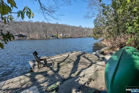 27 Middle Rd, Haskell, NJ 07420