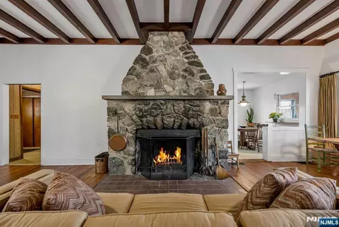 Living - 27 Middle Rd, Haskell, NJ 07420 photo 2 of 4