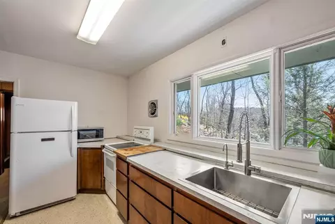 Kitchen - 27 Middle Rd, Haskell, NJ 07420 photo 2 of 2