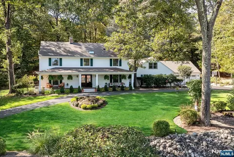 220 Ottowa Ln, Franklin Lakes, NJ 07417