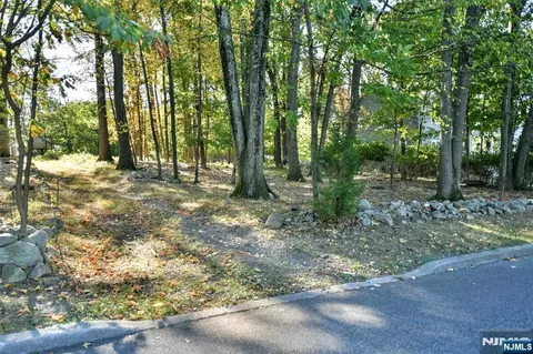 492 Manchester Ave, North Haledon, NJ 07508