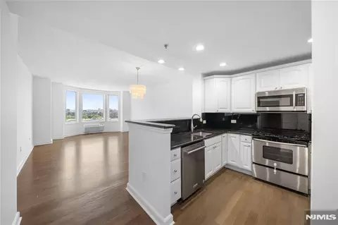6408 City Pl, Edgewater, NJ 07020