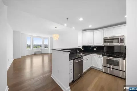 6408 City Pl, Edgewater, NJ 07020