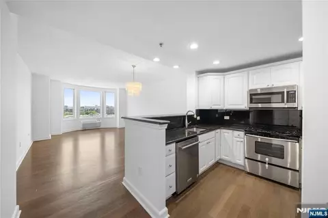 6408 City Pl, Edgewater, NJ 07020