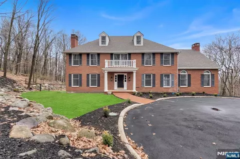 853 Shadow Ridge Rd, Franklin Lakes, NJ 07417