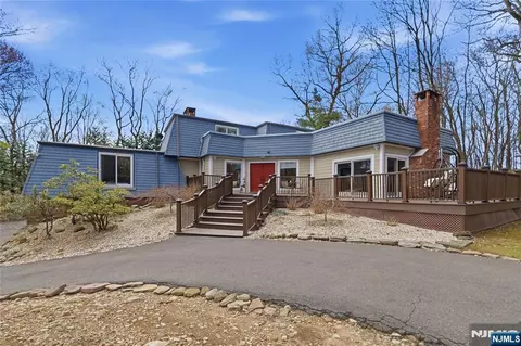 947 Franklin Lake Rd, Franklin Lakes, NJ 07417