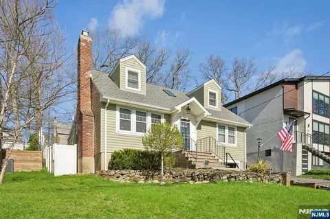 59 Oakwood Dr, Wayne, NJ 07470