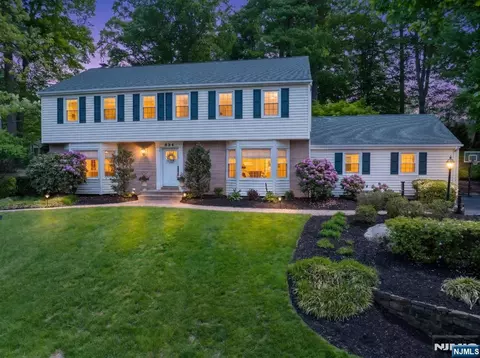 694 Blauvelt Dr, Oradell, NJ 07649