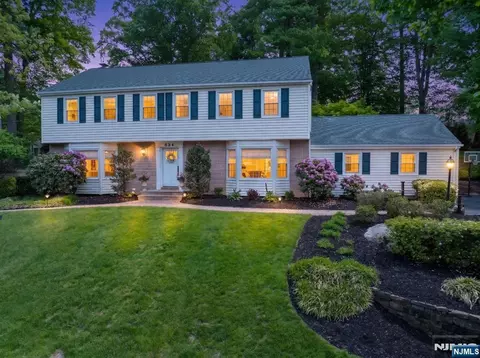 694 Blauvelt Dr, Oradell, NJ 07649