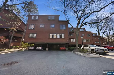 166 Sandcastle Ky, Secaucus, NJ 07094