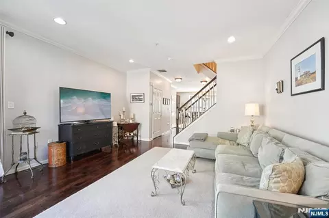 428 Newburgh Ct, West New York, NJ 07093