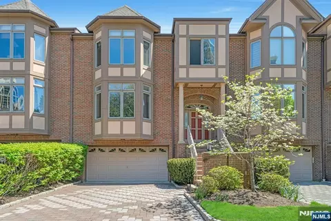 25 Victoria Pl, Fort Lee, NJ 07024