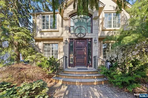 770 Hartwell St, Teaneck, NJ 07666