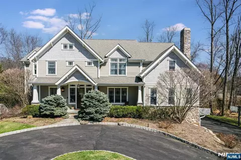 506 Julie Ct, Wyckoff, NJ 07481