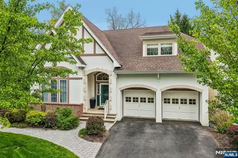2 Winding Rdg, Oakland, NJ 07436