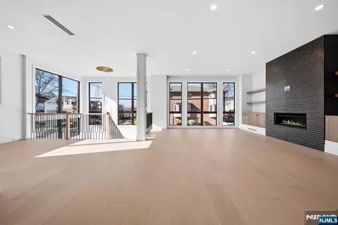 117 Henry St #A, Palisades Park, NJ 07650
