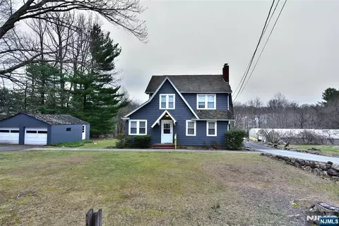 182 Airmont Ave, Mahwah, NJ 07430