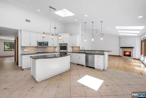 Kitchen - 309 South Dr, Paramus, NJ 07652 photo 3 of 6