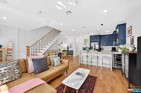 865 Summit Ave #2, Jersey City, NJ 07307