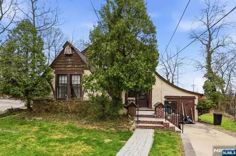 192 Kings Ct, Teaneck, NJ 07666