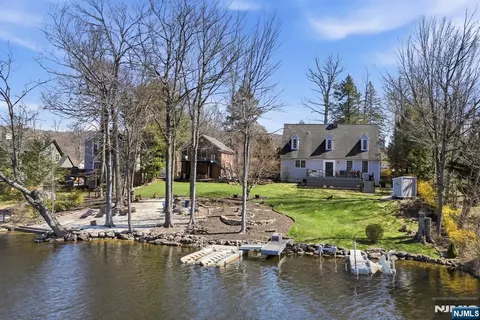 173 Point Breeze Dr, Hewitt, NJ 07421