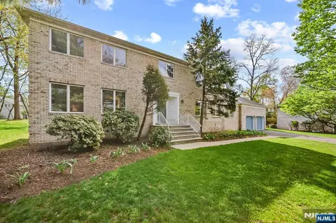 30 Auryansen Ct, Closter, NJ 07624