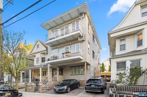 37 47th St, Weehawken, NJ 07086
