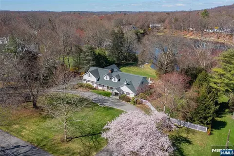240 Green Ridge Rd, Franklin Lakes, NJ 07417