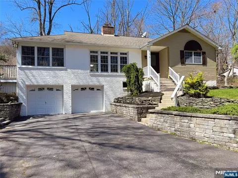 4 Baker Rd, Sussex, NJ 07461