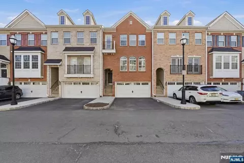 41 Creekside Ct, Secaucus, NJ 07094