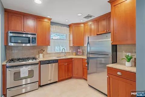 Kitchen - 90 Arnot Pl, Paramus, NJ 07652 photo 2 of 2