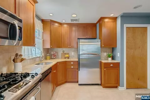Kitchen - 90 Arnot Pl, Paramus, NJ 07652 photo 1 of 2