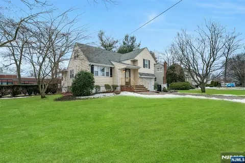 90 Arnot Pl, Paramus, NJ 07652 photo 1