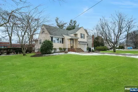 90 Arnot Pl, Paramus, NJ 07652