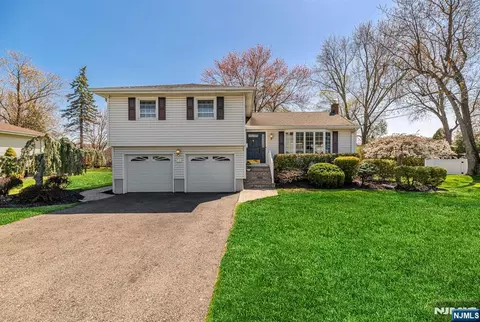 145 Merritt Dr, Oradell, NJ 07649