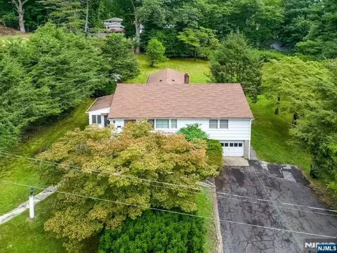 4 Schubert Ln, Paramus, NJ 07652