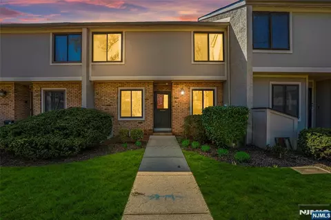 8 Irongate #202, Metuchen, NJ 08840