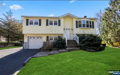 35 Mary Ann Rd, Jefferson, NJ 07438