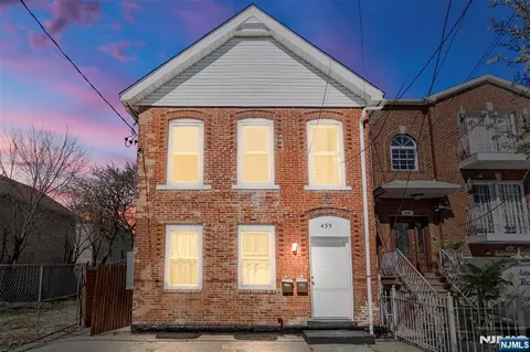 435 17th St, Newark, NJ 07103