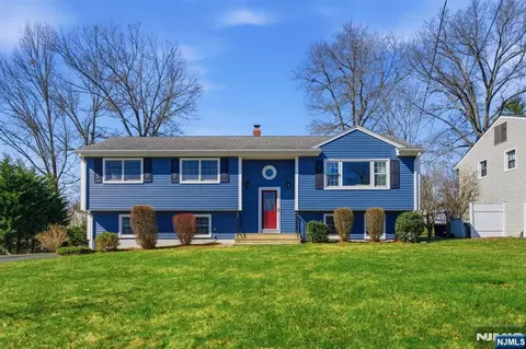 28 Lord Stirling Dr, Parsippany, NJ 07054