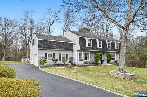 6 Robin Dr, Oak Ridge, NJ 07438