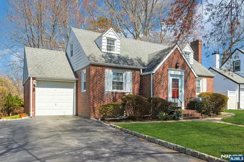 149 Park Dr, New Milford, NJ 07646