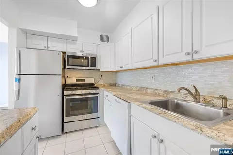 6050 Kennedy Blvd #2E, West New York, NJ 07093