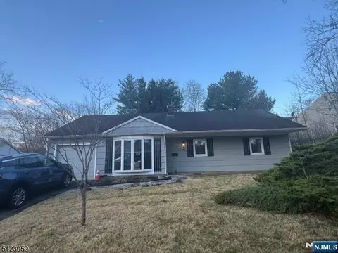 3 Spalding Dr, Livingston, NJ 07039