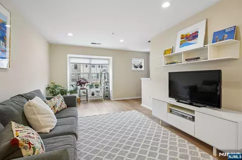 55 Greenbrook Dr, Bloomfield, NJ 07003