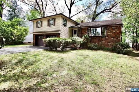 5-22 Dorothy St, Fair Lawn, NJ 07410